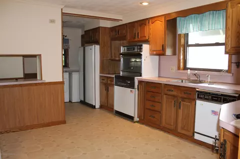 166 E Pine St, Dunmore, PA 18512 photo 3
