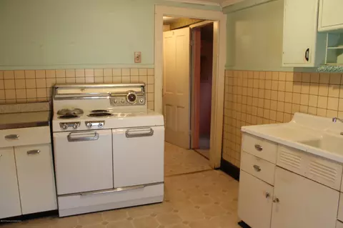 166 E Pine St, Dunmore, PA 18512 photo 11