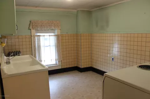 166 E Pine St, Dunmore, PA 18512 photo 10