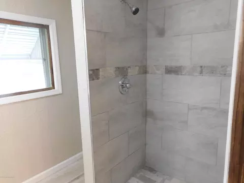 719 E Pine St, Olyphant, PA 18447 photo 8