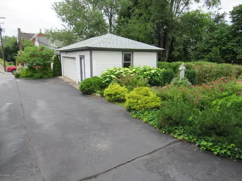 178 E Pine St, Dunmore, PA 18512 photo 11