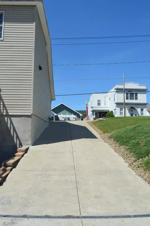446 Main St, Eynon, PA 18403 photo 3