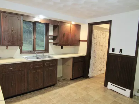 317 E Line St, Olyphant, PA 18447 photo 4