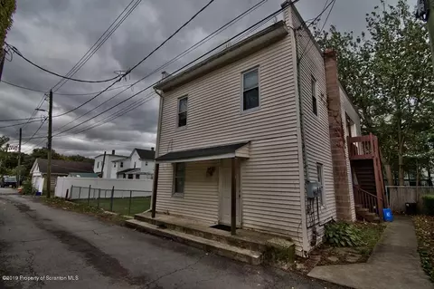 111 Oak Ct, Olyphant, PA 18447 photo 3