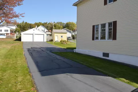 846 E Scott St, Olyphant, PA 18447 photo 5