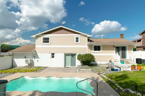 617 New St, Olyphant, PA 18447 photo 8