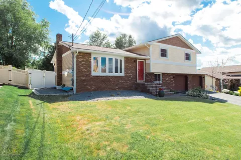 617 New St, Olyphant, PA 18447 photo 2