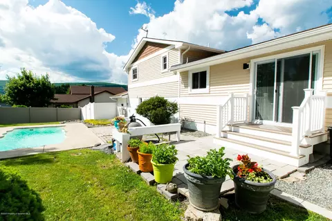 617 New St, Olyphant, PA 18447 photo 10