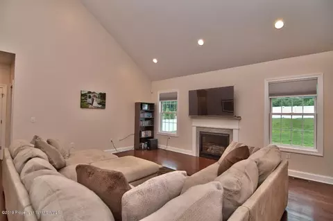 100 Forest Dr, Eynon, PA 18403 photo 8