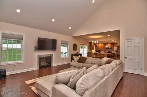 100 Forest Dr, Eynon, PA 18403 photo 6