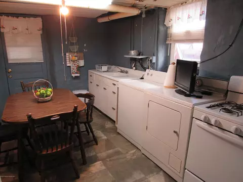 174 E Pine St, Dunmore, PA 18512 photo 27