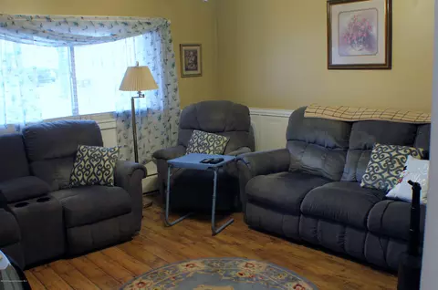 611 E Drinker St, Dunmore, PA 18512 photo 2