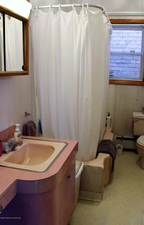 611 E Drinker St, Dunmore, PA 18512 photo 10