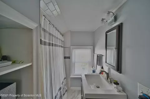 144 E Pine St, Dunmore, PA 18512 photo 8