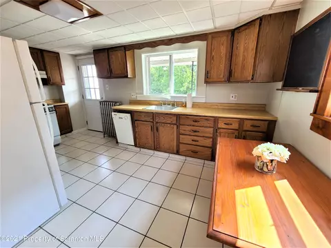 762 E Drinker St, Dunmore, PA 18512 photo 5