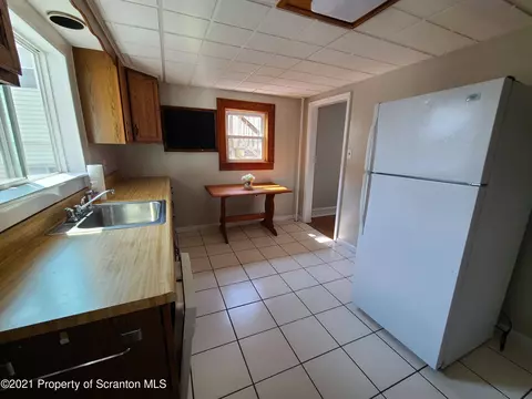762 E Drinker St, Dunmore, PA 18512 photo 6