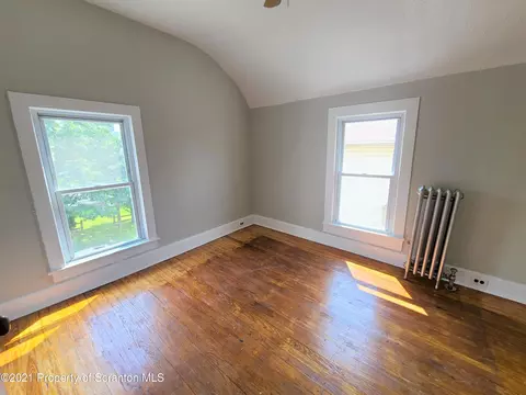 762 E Drinker St, Dunmore, PA 18512 photo 9