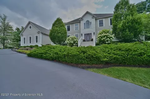 25 Kipling Dr, Moosic, PA 18507 photo 2