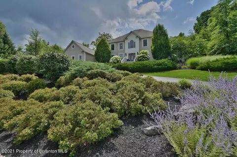25 Kipling Dr, Moosic, PA 18507 photo 3