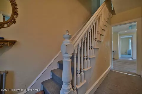 643 E Grant St, Olyphant, PA 18447 photo 4