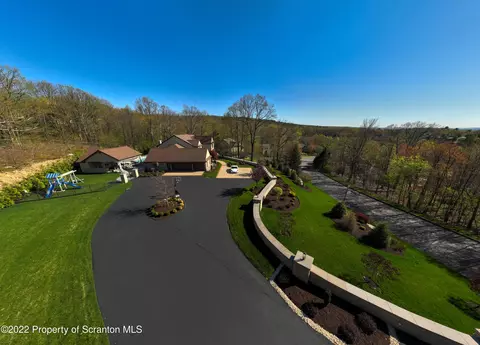 129 Glenmaura Dr, Moosic, PA 18507