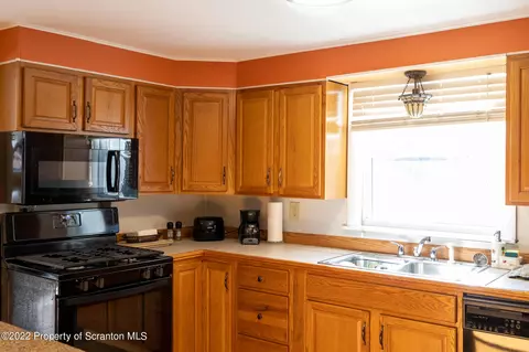 504 E Drinker St, Dunmore, PA 18512 photo 4