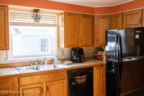 504 E Drinker St, Dunmore, PA 18512 photo 5