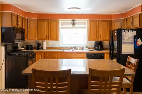 504 E Drinker St, Dunmore, PA 18512 photo 2