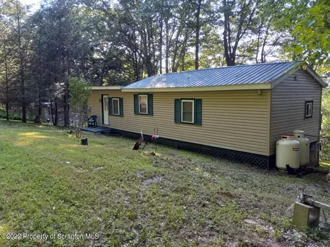 15 Lease Ln, Tunkhannock, PA 18657