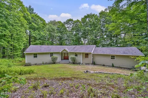 435 Chipmunk Ln, Montrose, PA 18801