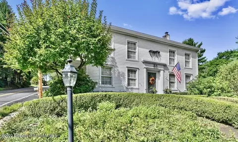 211 Overbrook Ave, Dallas, PA 18612