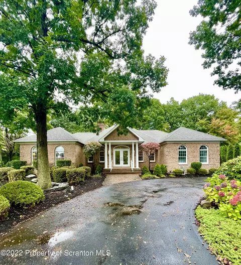 53 Steinbeck Dr, Moosic, PA 18507