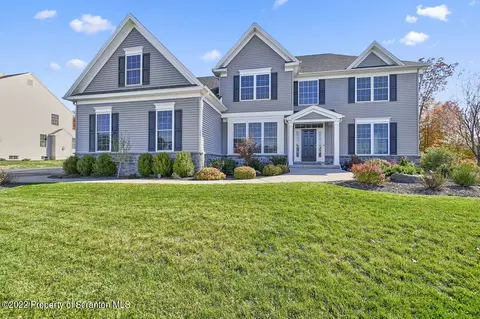 1113 Woodberry Dr, Mountain Top, PA 18707