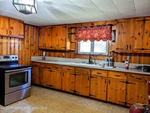 657 E Pine St, Olyphant, PA 18447 photo 3