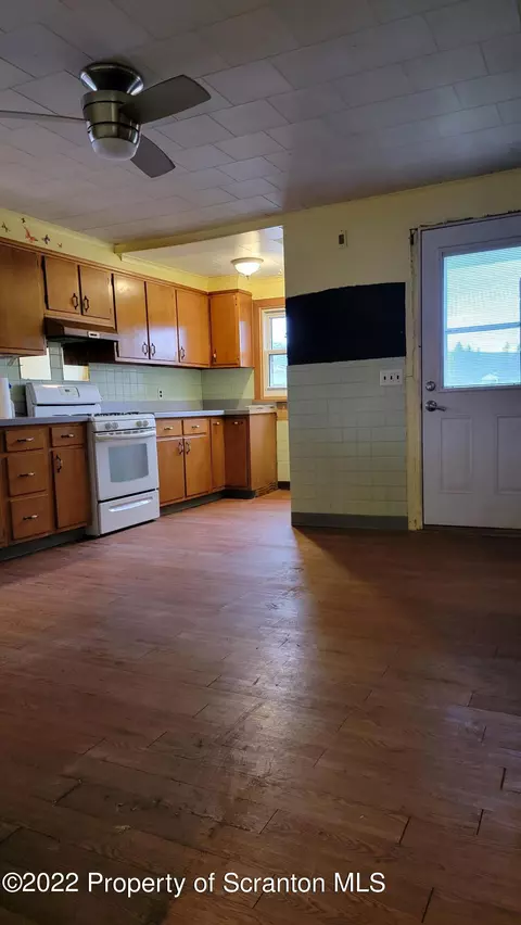 133 Howard St, Old Forge, PA 18518 photo 5