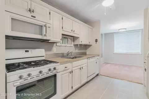 1203 Summit Pointe, Scranton, PA 18508 photo 9