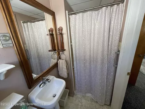 620 E Warren St, Dunmore, PA 18512 photo 10