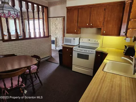 620 E Warren St, Dunmore, PA 18512 photo 4