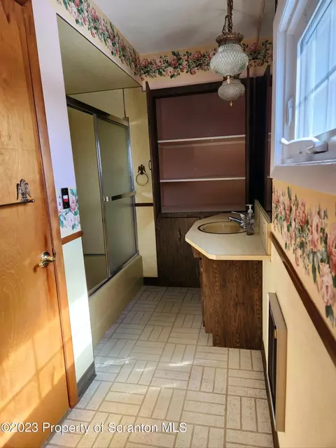620 E Warren St, Dunmore, PA 18512 photo 12