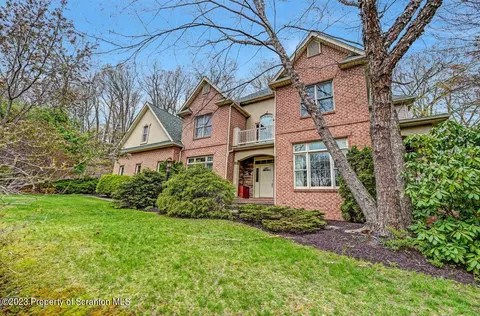 605 S Skyline Dr, Clarks Summit, PA 18411