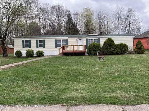 12 Clifton Manor Dr, Clifton Twp, PA 18424