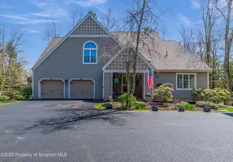 112 Golf View Ln, Hawley, PA 18428