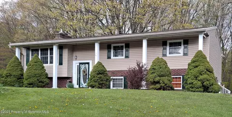 104 Jonslea Ln, Roaring Brook Twp, PA 18444