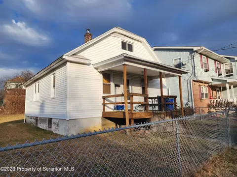 825 Goodman St, Throop, PA 18512