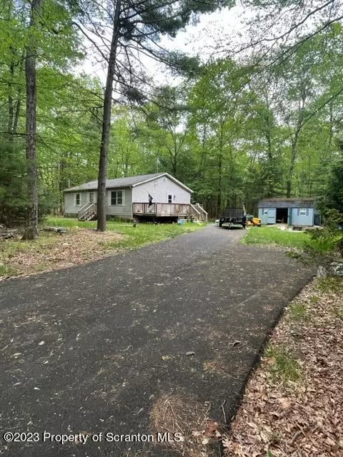 100 Cranberry Ln, Milford, PA 18337
