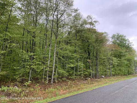 11 Holly Ln, Thornhurst, PA 18424