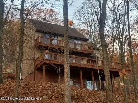 114 N Iroquois Cir, Hazleton, PA 18202