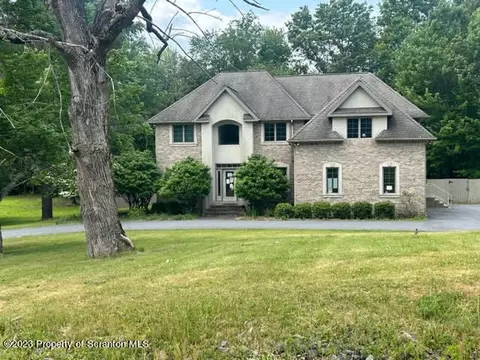 1325 Huntington Ln, Dalton, PA 18414