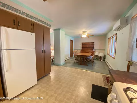 621 E Drinker St, Dunmore, PA 18512 photo 4