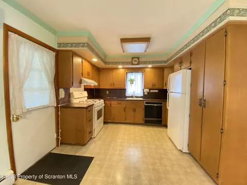 621 E Drinker St, Dunmore, PA 18512 photo 2
